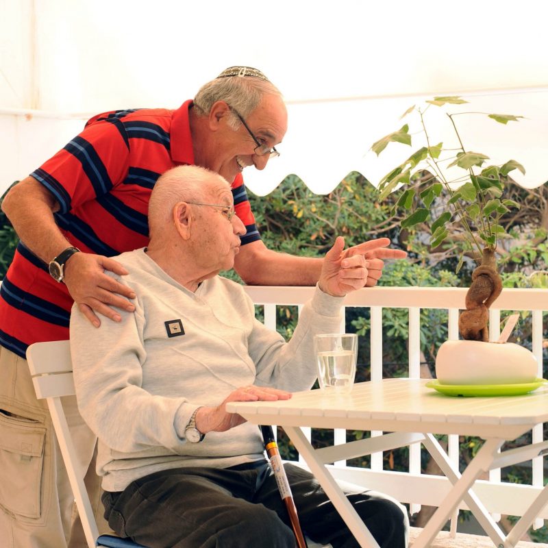 אבא ובן בבית אבות