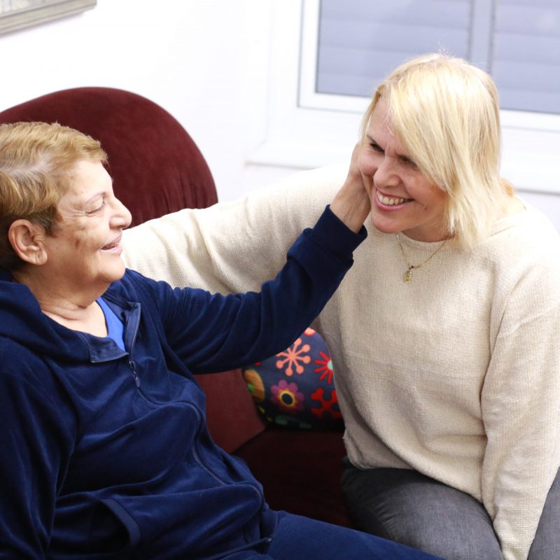אמא ובת בבית אבות